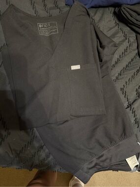 FIGS Black V-neck Scrub Set